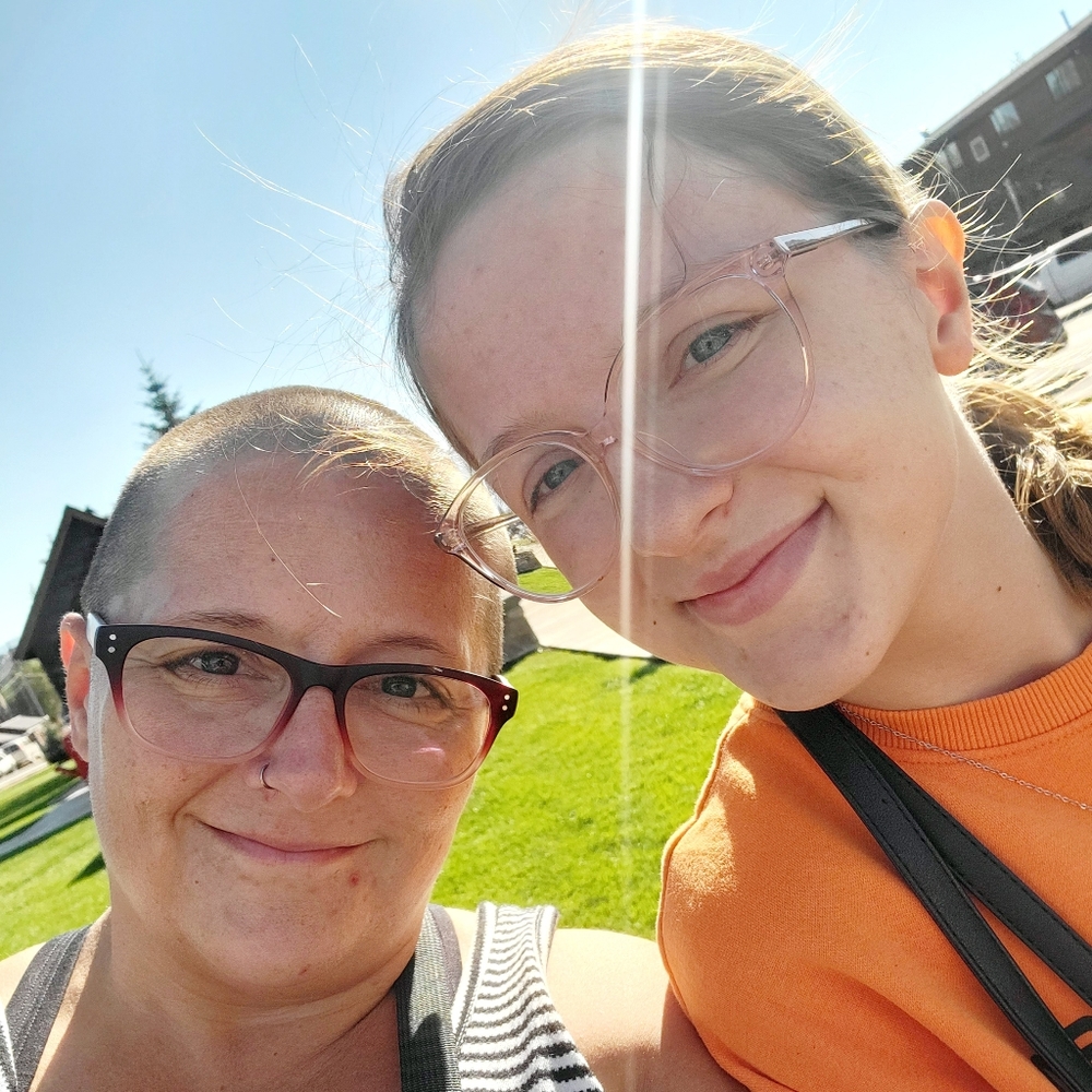 Meet your Poshers, Amber and Amelia!